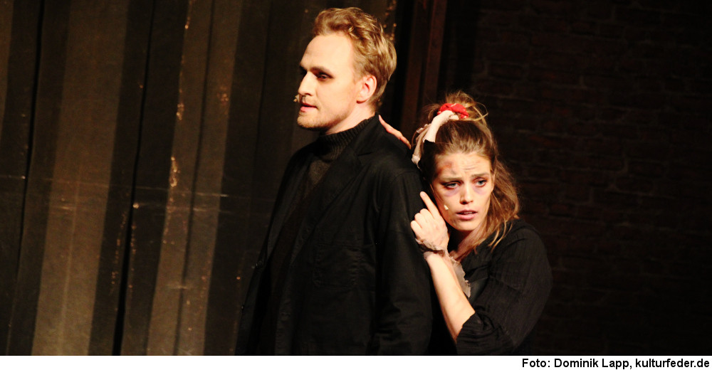 Leonie Dietrich als Bettlerin neben Leander Bertholdt als Sweeney in „Sweeney Todd“. (Foto: Dominik Lapp)