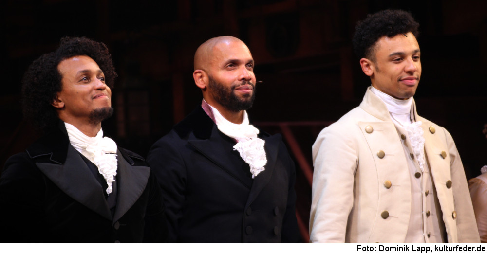 Benét Monteiro, Gino Emnes und Oliver Edward bei der Premiere von „Hamilton“. (Foto: Dominik Lapp)