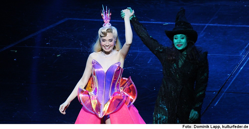 Chiara Fuhrmann (rechts) als Elphaba mit Judith Caspari als Glinda (Foto: Dominik Lapp)