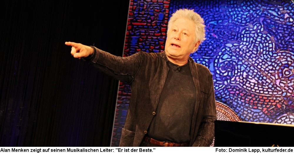 Alan Menken zeigt auf seinen Musikalischen Leiter. (Foto: Dominik Lapp)