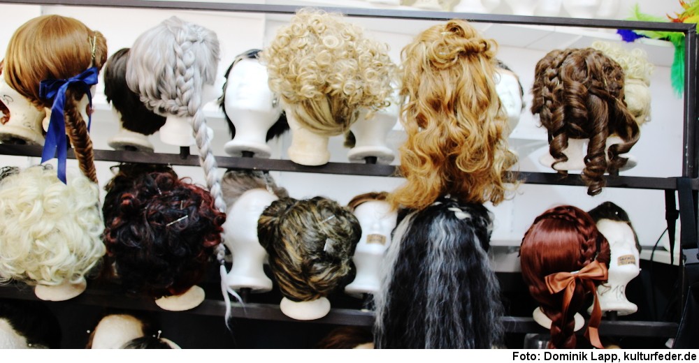 Perücken im Theater (Foto: Dominik Lapp)