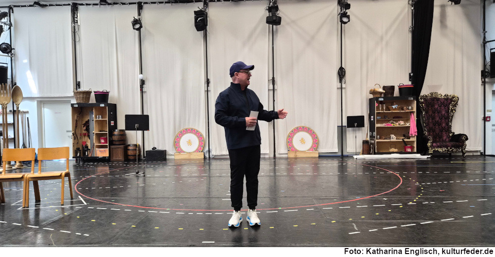 Probe mit Regisseur und Choreograf Matt West für Disneys „Die Schöne und das Biest“ in Wien