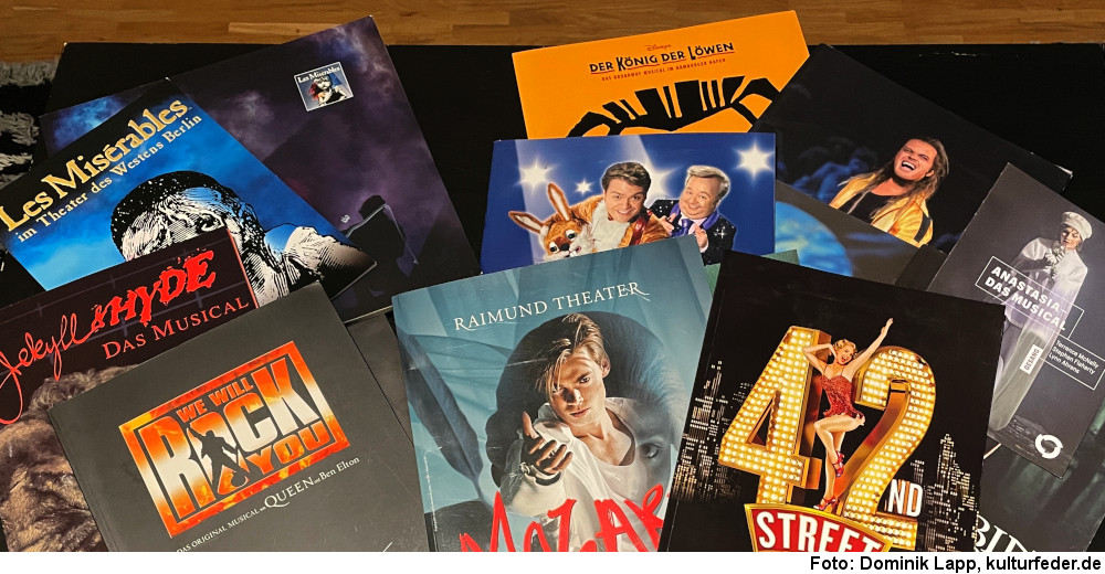 Programmhefte (Symbolbild: Dominik Lapp)