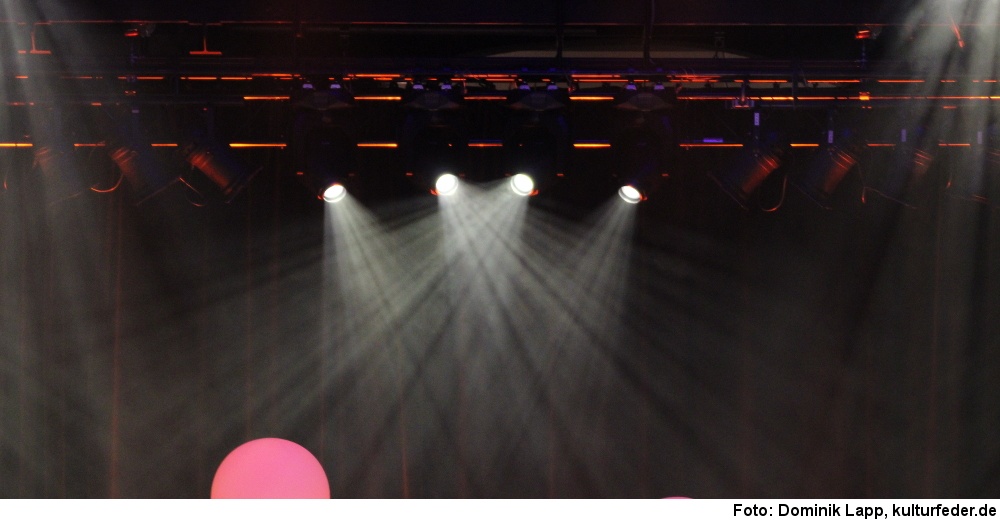 Symbolbild Bühne Scheinwerfer Stage Spotlight