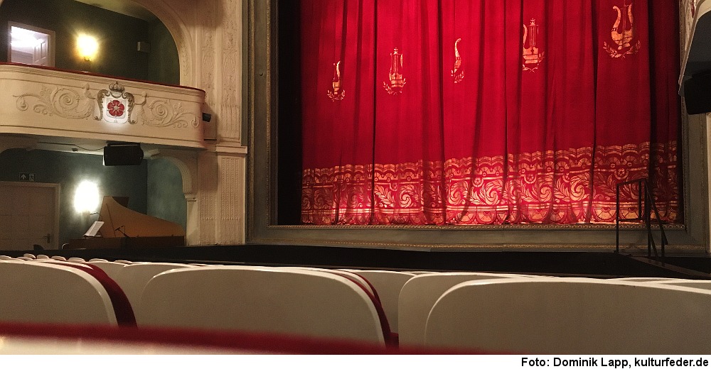 Symbolbild Saal Theater Vorhang Curtain Stage